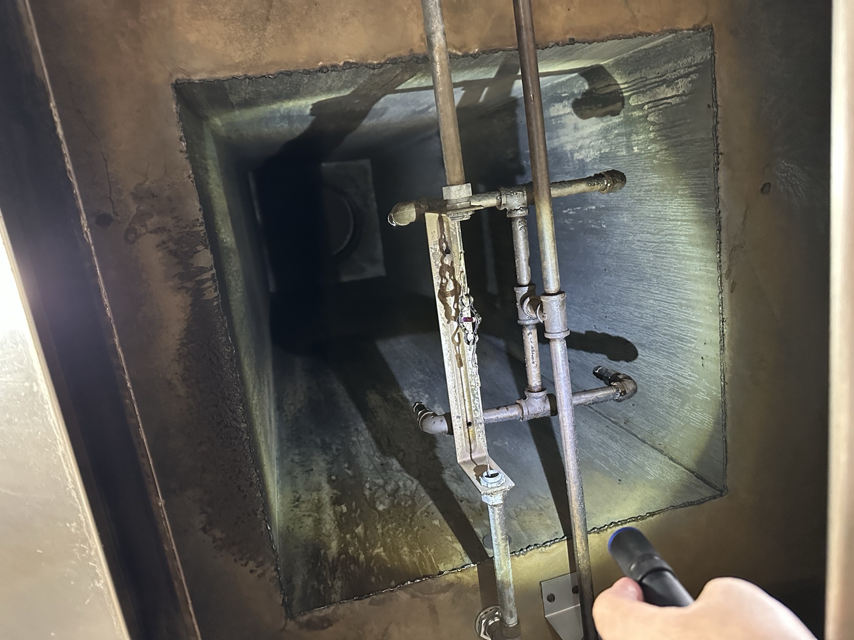 Greasy duct with actuator before cleaning